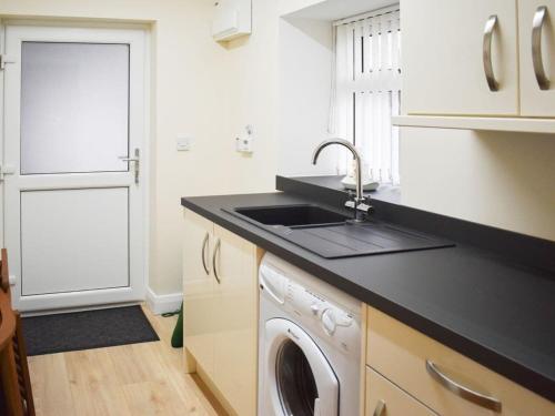 ห้องครัว, Rose Cottage Captivating 1-Bed Cottage in Bangor in แทมเพิลปาร์ติค