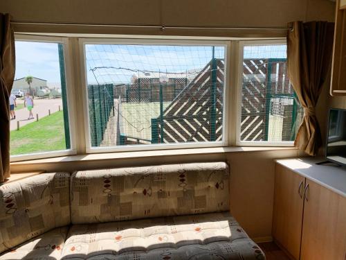 Beautiful 3-Bedroom Caravan at Mersea Island - main image