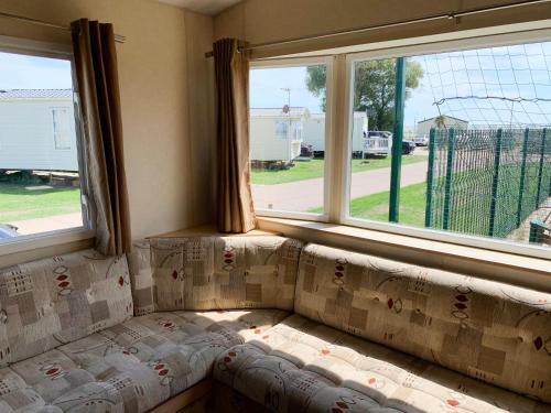 Beautiful 3-Bedroom Caravan at Mersea Island - image 2