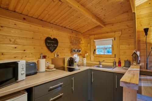 кухня, Cabin for 2 - Wood Burning Hot Tub & Fire in Карлюк
