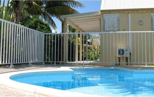Maison de 2 chambres avec piscine partagee jardin amenage et wifi a Saint Francois a 3 km de la plage