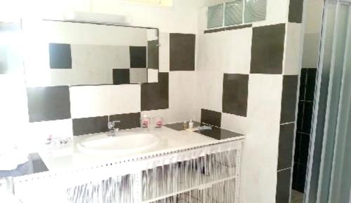 Baño, Maison douce à Rivière-Salée avec vue sur jardin & montagne (Maison douce a Riviere-Salee avec vue sur jardin & montagne) in Riviere-Salee