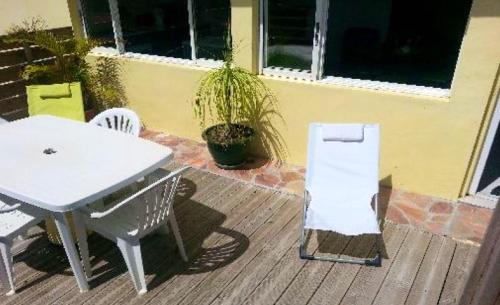Terraza/balcón, Maison douce à Rivière-Salée avec vue sur jardin & montagne (Maison douce a Riviere-Salee avec vue sur jardin & montagne) in Riviere-Salee
