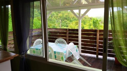 Terraza/balcón, Maison douce à Rivière-Salée avec vue sur jardin & montagne (Maison douce a Riviere-Salee avec vue sur jardin & montagne) in Riviere-Salee