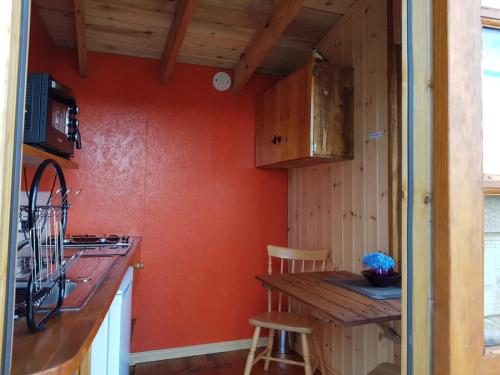 virtuve, A peaceful hilltop getaway in the Shropshire Hills in Bettws-y-crwyn