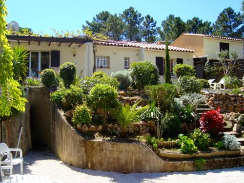 Maison de 2 chambres a Sainte Maxime a 800 m de la plage avec piscine partagee jardin clos et wifi