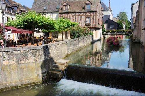Studio in Montargis with WiFi - image 10