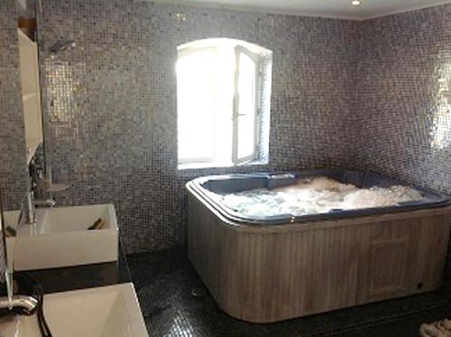 ห้องน้ำ, Villa de 4 chambres avec piscine privee jacuzzi et jardin clos a Saint Privat des Vieux in อาเลส์