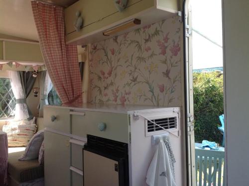 KItty unique 60s caravan - image 3