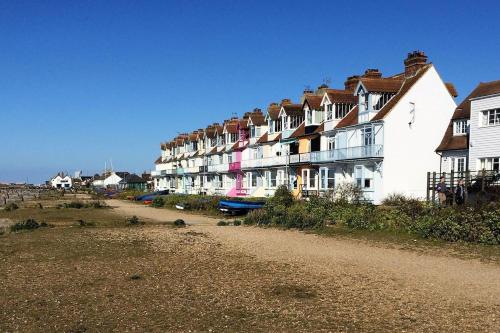 Beachfront Retreat With Panoramic Views Of The Bay, , Kent