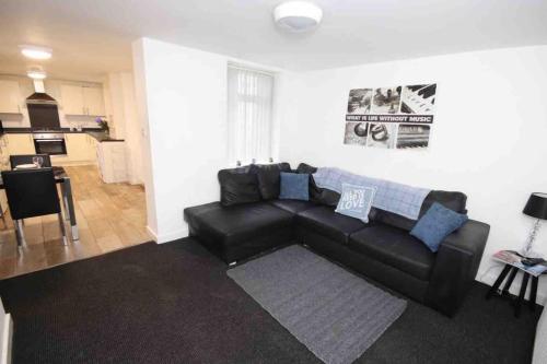 Lovely 6 Bed Town House Near The City, , Merseyside