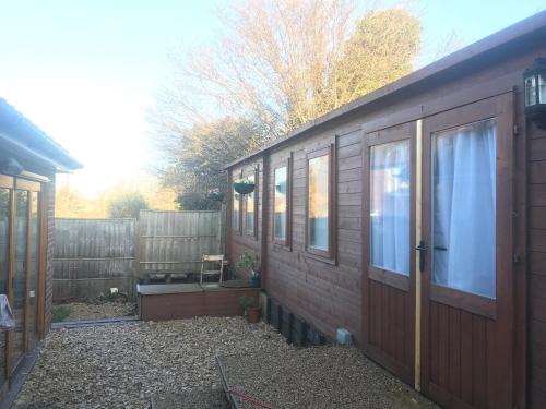 Charming 2-Bed Chalet Guesthouse near Oxford City! gîte à louer Express By Holiday Inn Oxford Kassam Stadium