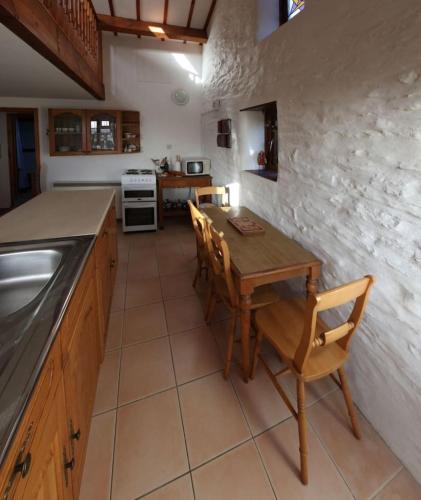 Inviting 2-Bed Cottage in Newcastle Emlyn