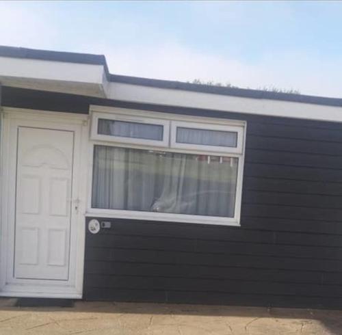 2 Bedroom Chalet near the Beach - Brading