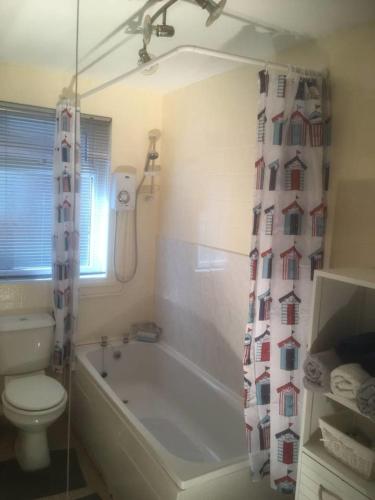 Cosy 2-Bed Apartment near the beach in Morecambe - image 12