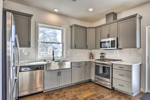 Modern Getaway with Hot Tub Ski Hike and Bike! - image 2