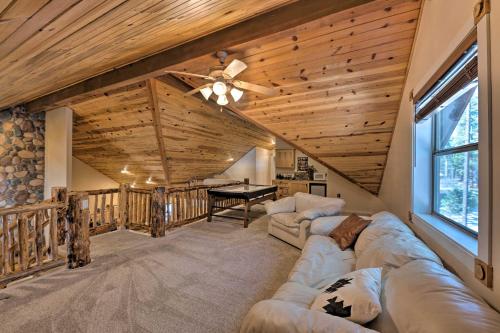 Spacious Pinetop Country Club Cabin with Deck! - image 7