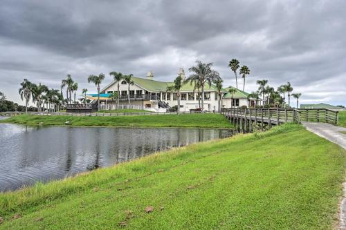 Condo with Screened-in Porch, 1 Mi to Sebring Golf! in 奧基喬比