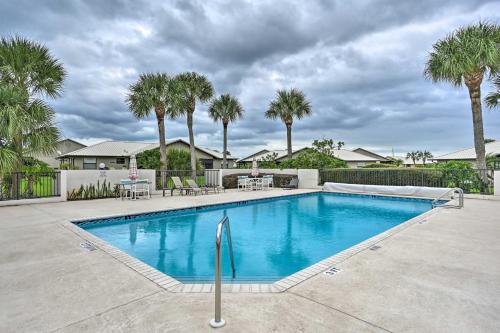 Condo with Screened-in Porch, 1 Mi to Sebring Golf! in 奧基喬比