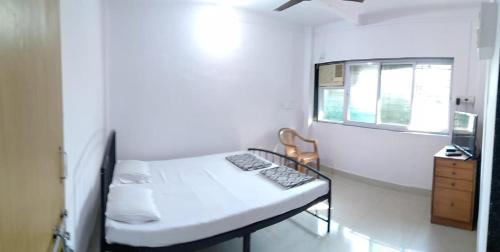 1 queen bed, 2 futon beds