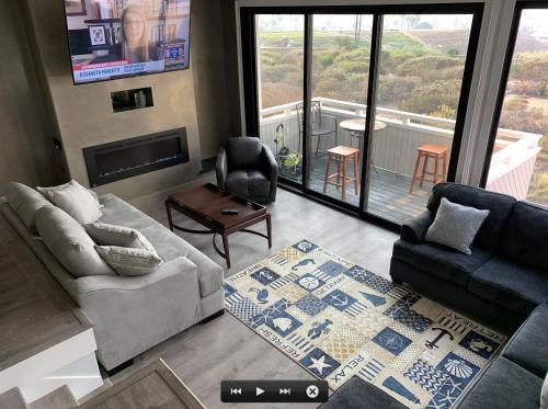 Ocean view AC heated Pool jacuzzi Tennis bikesPool table foosball bikes detail