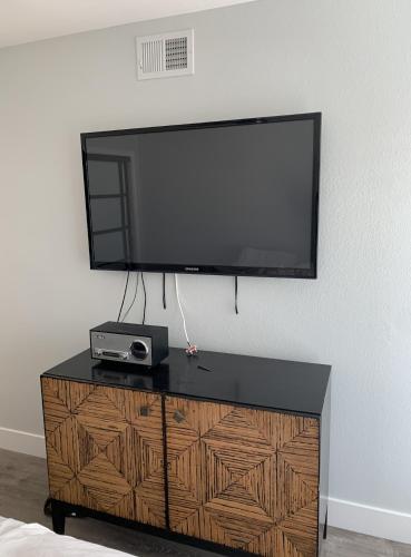Ocean view AC heated Pool jacuzzi Tennis bikesPool table foosball bikes detail