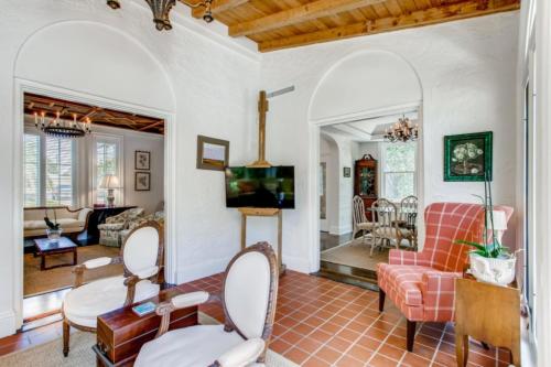 Villa Blanca - 4bd-3ba - Private Pool - Parking in South Side