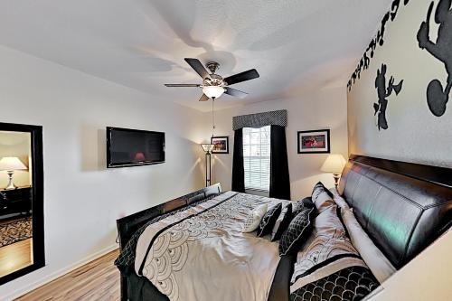 Upgraded Escape - Pool & Hot Tub - Mins to Disney condo - image 6