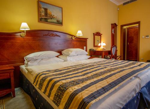 2 twin beds, 1 sofa bed