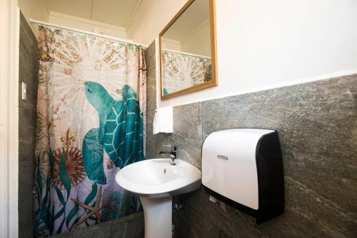 Bathroom, Lost in San Jose Hostel & Suites in San Pedro