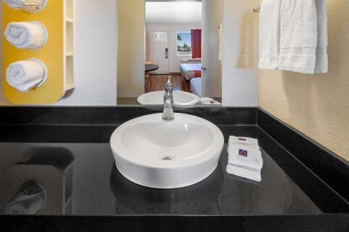Motel 6-Ventura, CA - South The 2-star Motel 6 Ventura South offers comfort and convenience whether youre on business or holiday in Ventura (CA). Featuring a complete list of amenities, guests will find their stay at the proper