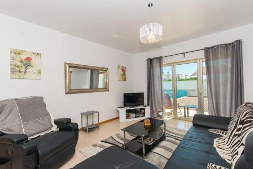 Comfortable and friendly 2BedroomApt with Pool terrace Bbq Ac in Santa Luzia - image 5