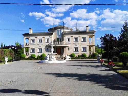 A szálláshely kívülről, Spacious house with pool and garden in Congosto in Arroyo de La Miel