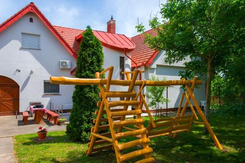 สนามเด็กเล่น, Huszár vendégház (Huszar vendeghaz) in เซเกสเฟแฮร์วาร์