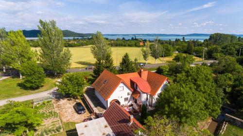 ทัศนียภาพภายนอกโรงแรม, Huszár vendégház (Huszar vendeghaz) in เซเกสเฟแฮร์วาร์