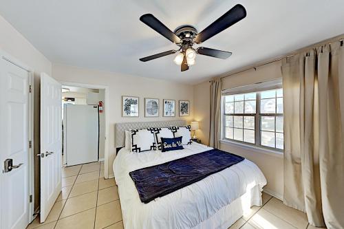 Great Getaways - Unit B - Pool Steps to Beach Duplex - image 6