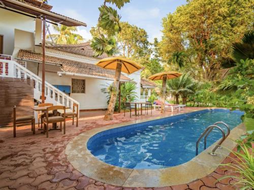 Lavish Studio with a pool, near Candolim Beach