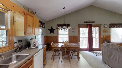 Heaven's Cove Cabin - image 7