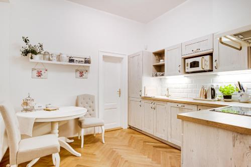 Lovecký zámeček pod Milešovkou (Lovecky zamecek pod Milesovkou) in Sobedruhy