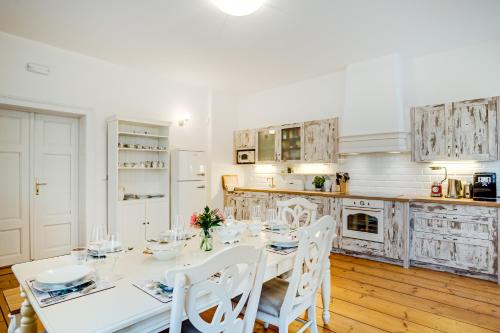 Lovecký zámeček pod Milešovkou (Lovecky zamecek pod Milesovkou) in Sobedruhy