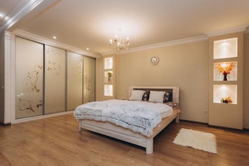 Luxury Apartment - image 4