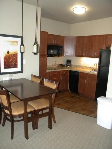 Kitchen, Teddy's Residential Suites Watford City in Watford City (ND)