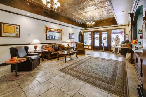 The Alcalde Hotel by OYO - image 4