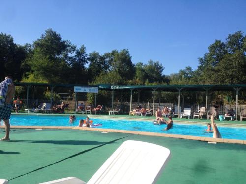 Bungalow with 2 bedrooms in Saint Paul les Dax with shared pool and furnished garden 33 km from the beach gîte à louer Mées