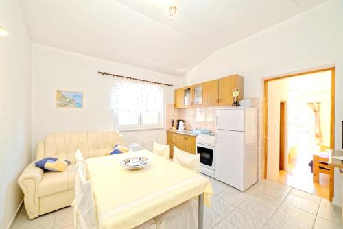 Apartment with 2 bedrooms in Banjol with wonderful sea view enclosed garden and WiFi 300 m from the beach - image 8