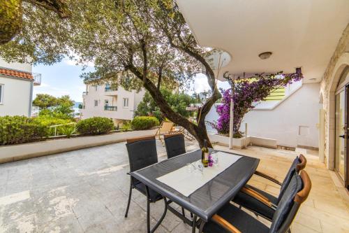  Studio at Zivogosce 50 m away from the beach with sea view enclosed garden and wifi in Živogošće