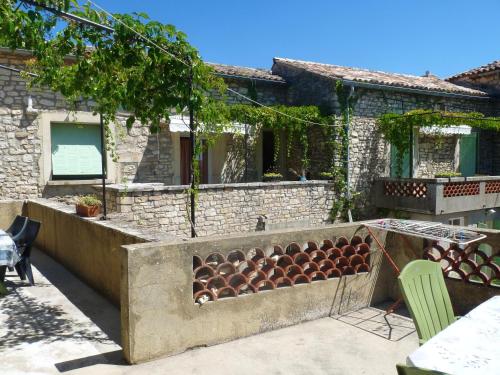 Balkon/terasa, Maison de 2 chambres avec piscine partagee jardin amenage et wifi a Orgnac l'Aven a 7 km de la plage in Orgnac L'Aven