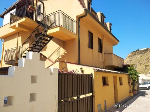4 bedrooms apartement with sea view enclosed garden and wifi at Lido Rossello