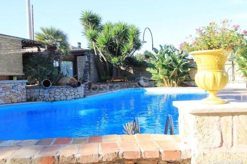 2 bedrooms appartement with shared pool enclosed garden and wifi at Castrignano del Capo 4 km away from the beach