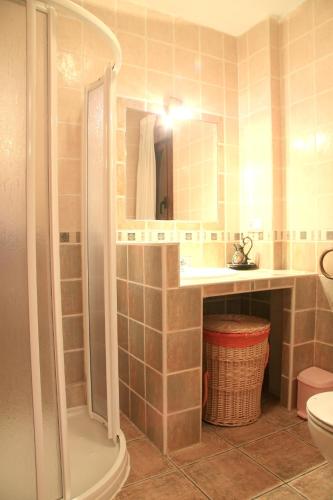 Fürdőszoba, Comfortable house in Sotoserrano with mountain view in Sotoserrano